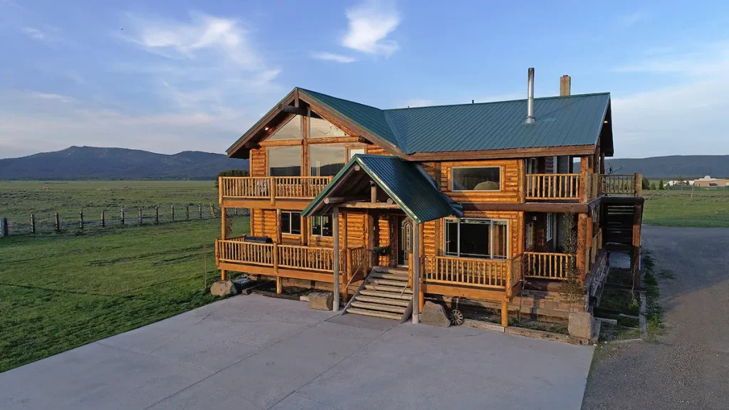 Massive cabin on a large plot of land near Yellowstone