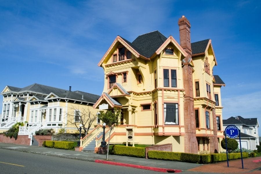 A yellow victorian home on the corner in Eureka, California.