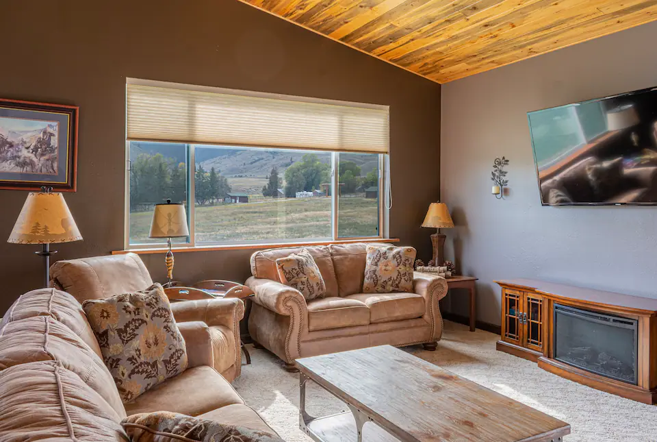 Living room and window with mountain views in Airbnb