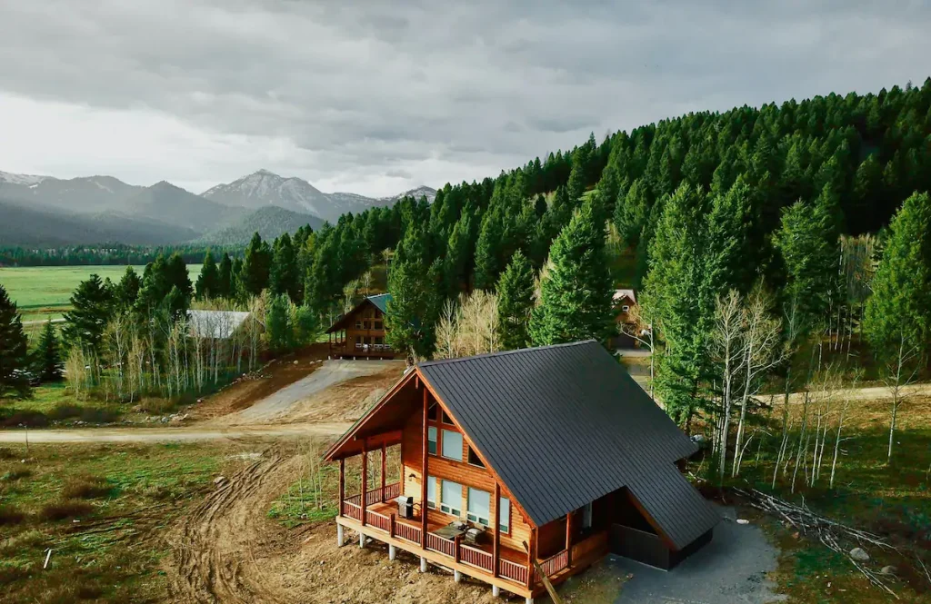 Cabin with picturesque mountain views near Yellowstone