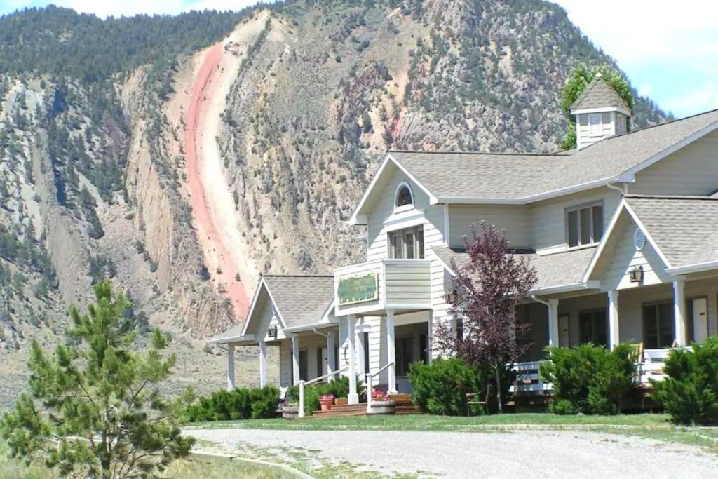 Hotel in front of a mountain at the Yellowstone Basin Inn near Yellowstone National Park